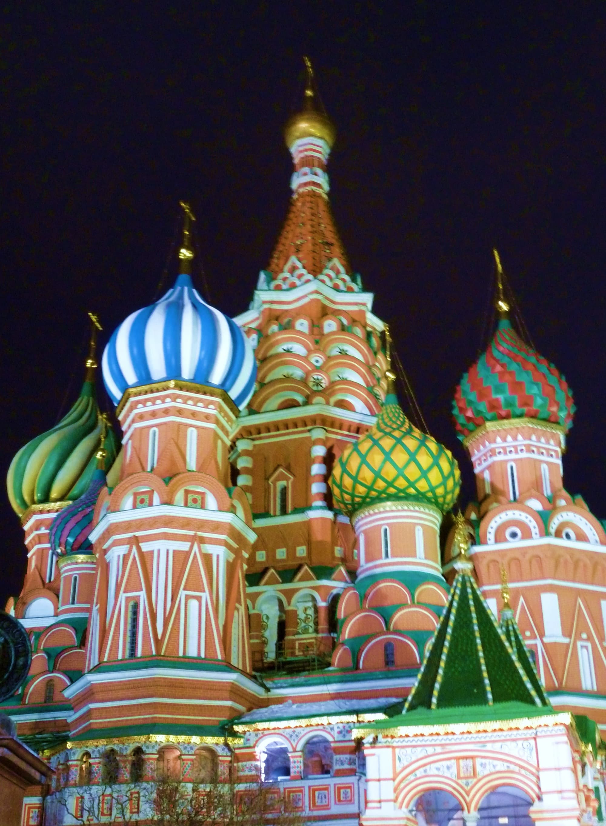 Each dome is different, its own color, pattern, and texture, so no two of the swirling onion tops are alike. Photo by Pierre André Leclercq, CC BY-SA 4.0.