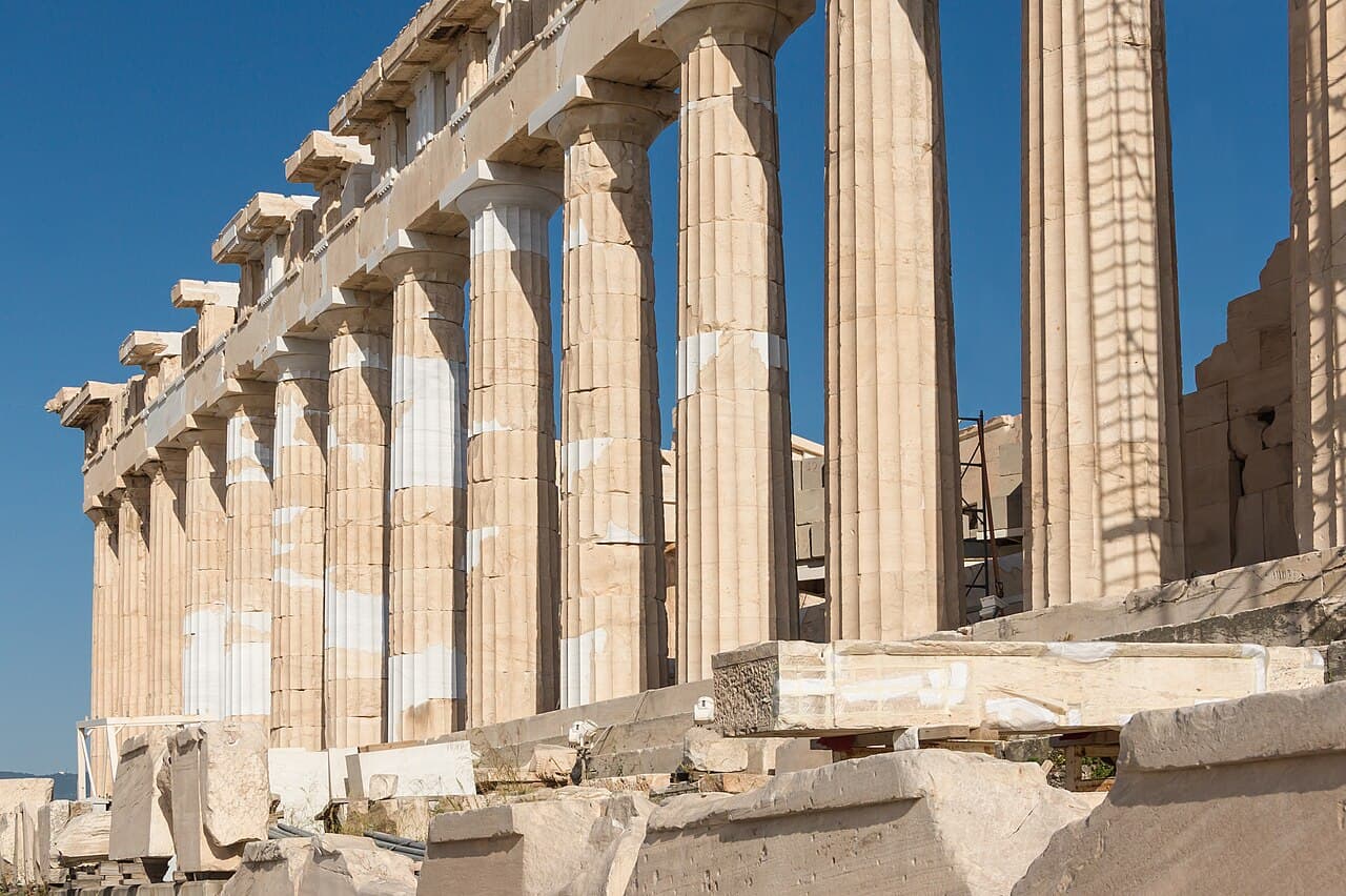 Inside the colonnade: every column leans and swells by design · Photo: Jebulon, CC0