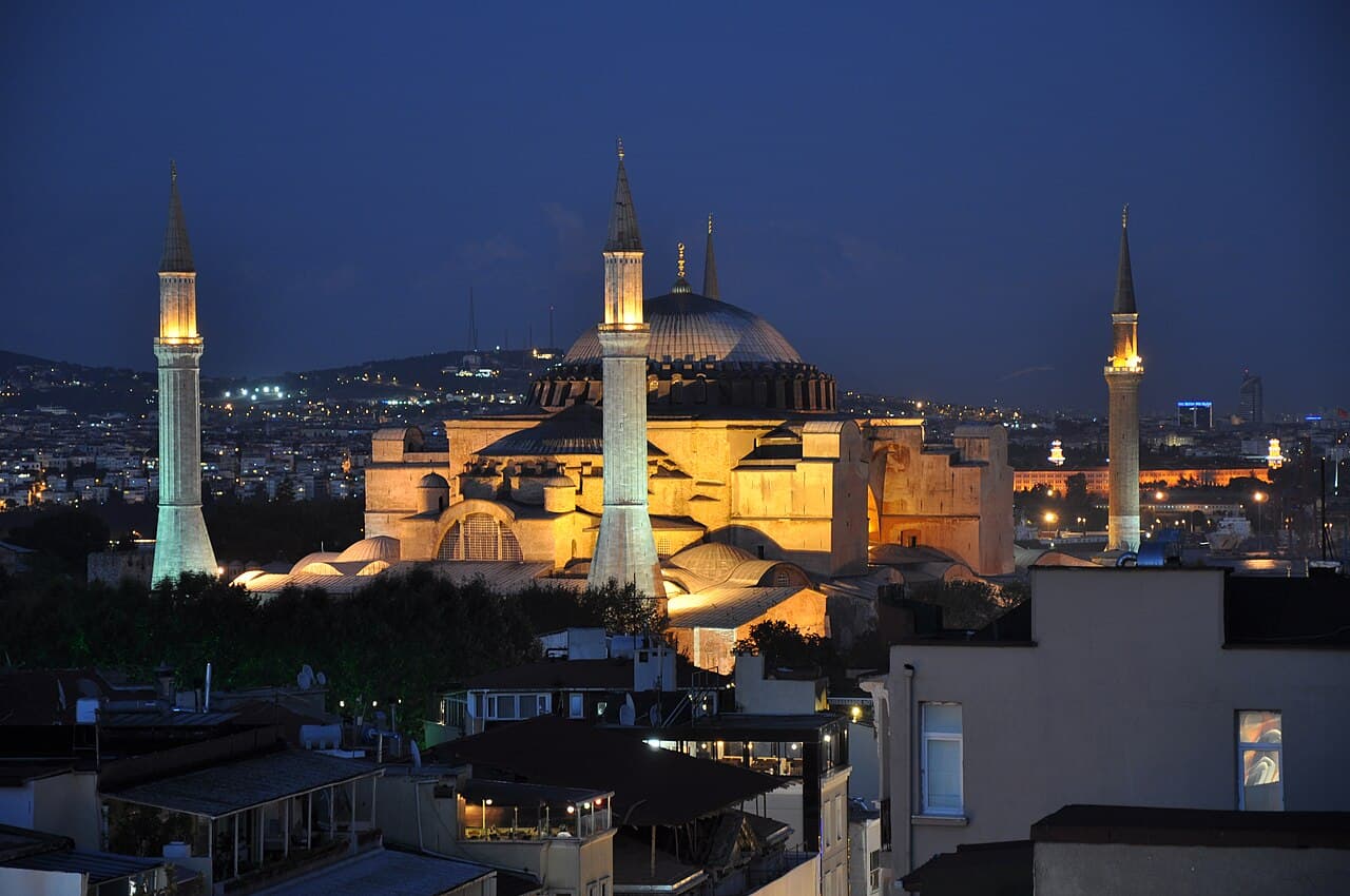 The exterior: buttresses, half-domes and Ottoman minarets · Photo: Jorge Láscar, CC BY 2.0