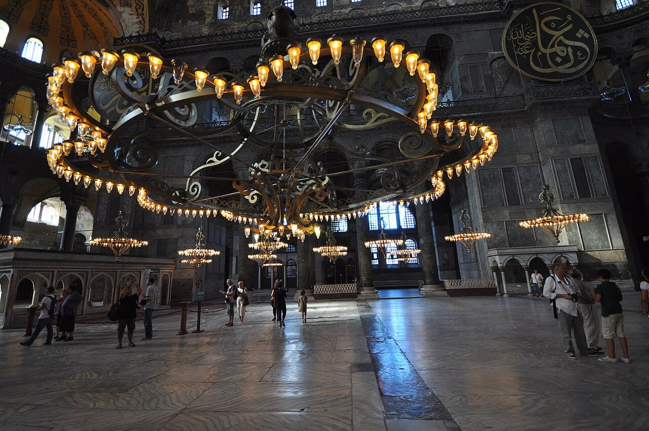 The nave with its chandeliers and giant calligraphy medallions · Photo: Jorge Láscar, CC BY 2.0