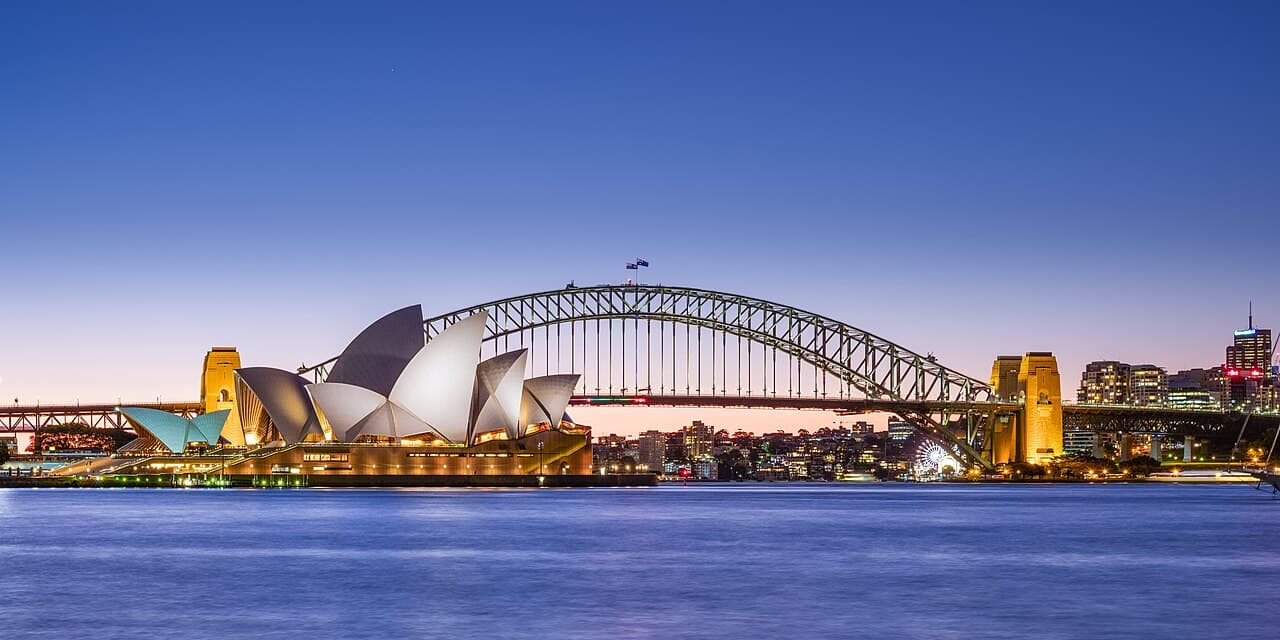 The sails at dusk, beside the Harbour Bridge · Photo: Benh Lieu Song, CC BY-SA 4.0