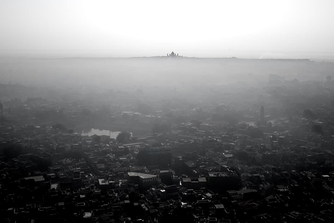 The dome on the horizon above the trees · Photo: Thomas Morter-Laing, CC0