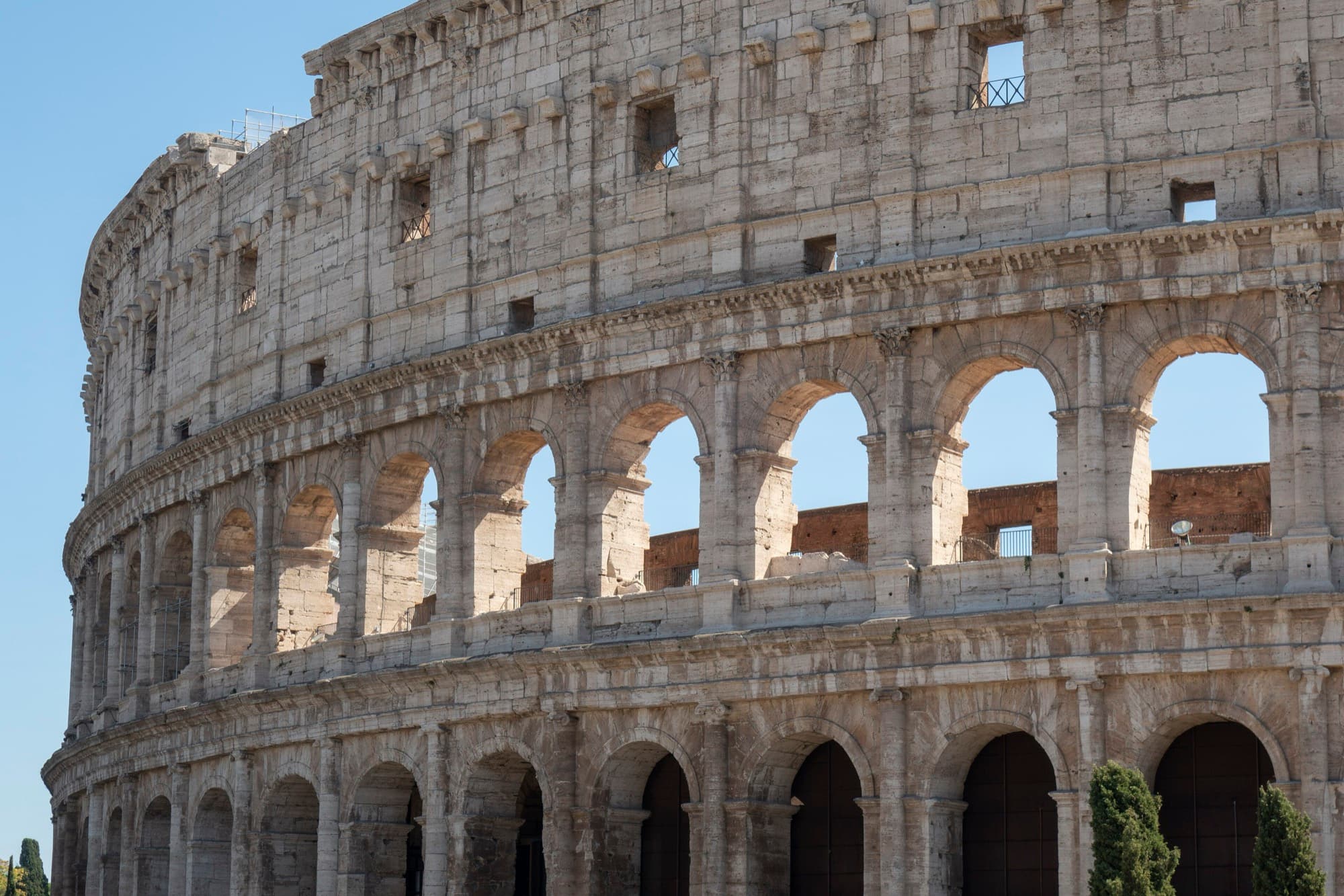 The outer wall stacks three tiers of arches, each framed by a different Greek order, topped by a solid attic story. Photo by Nicholas Hartmann, CC BY-SA 4.0.